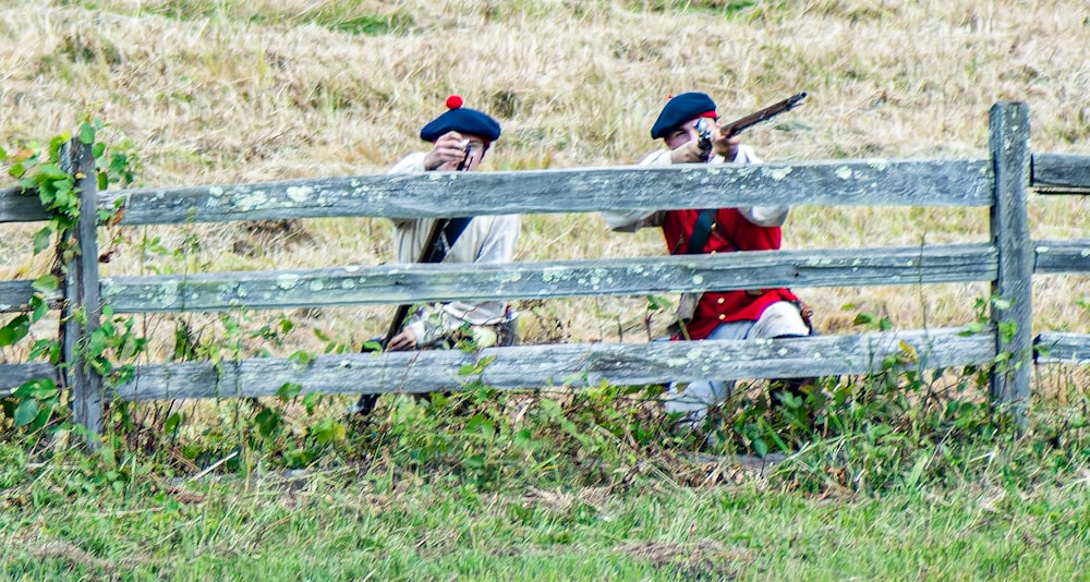 Eine Gruppe von Menschen auf einem Feld