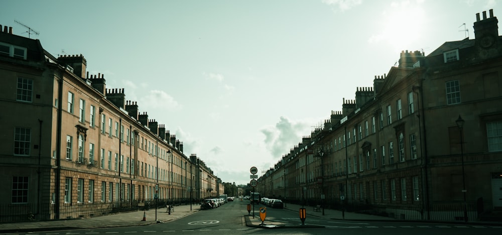 Une rue avec des bâtiments sur le côté