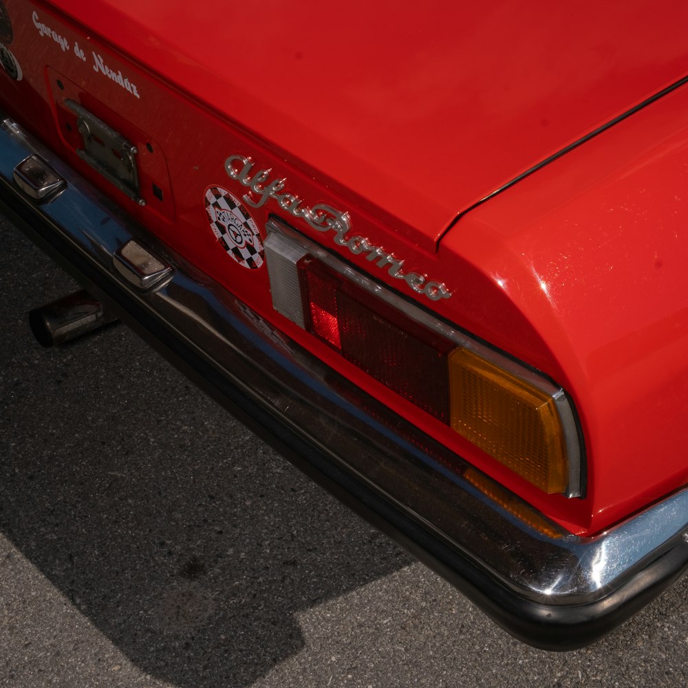 L’arrière d’une voiture rouge