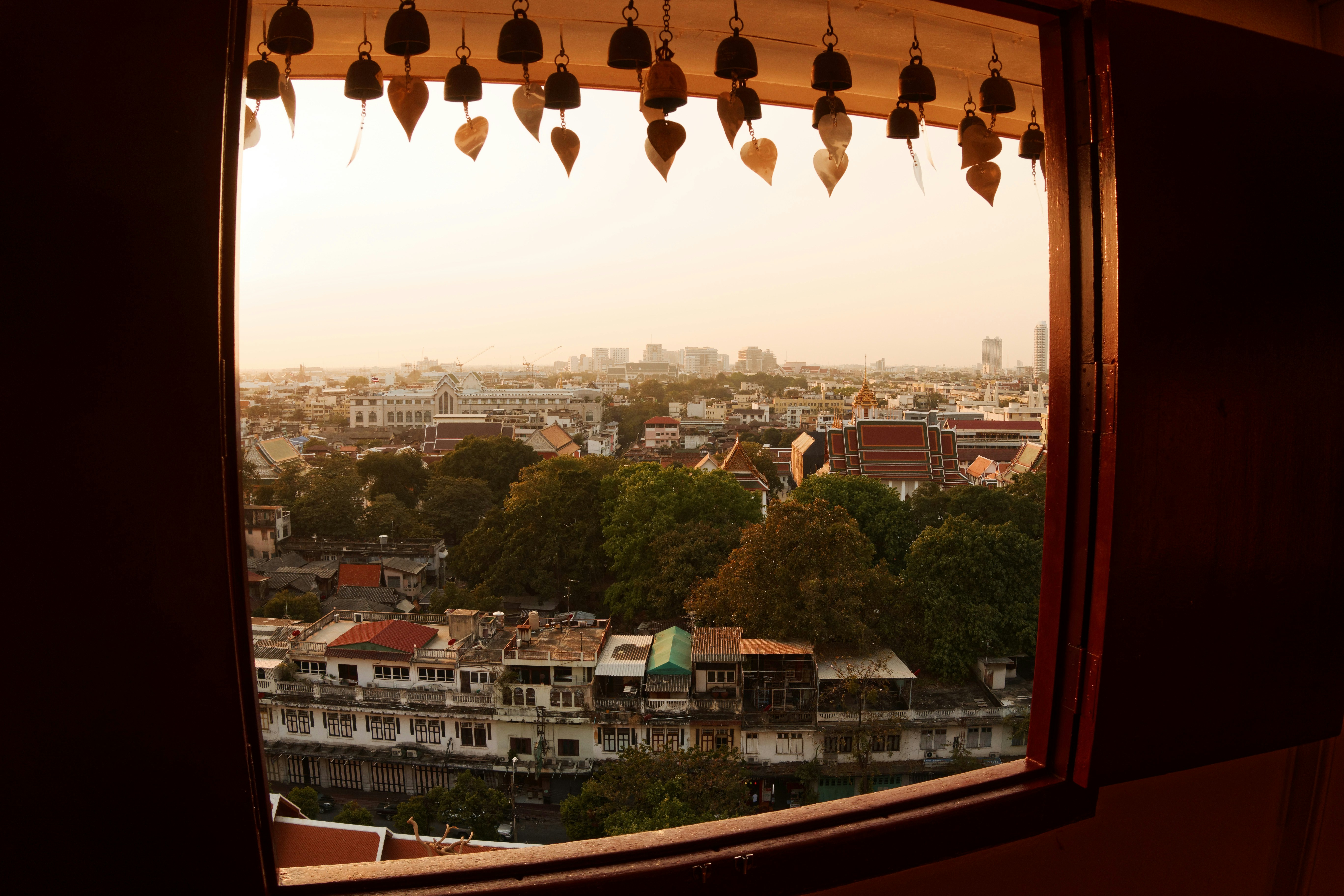 uma vista de uma cidade a partir de uma janela