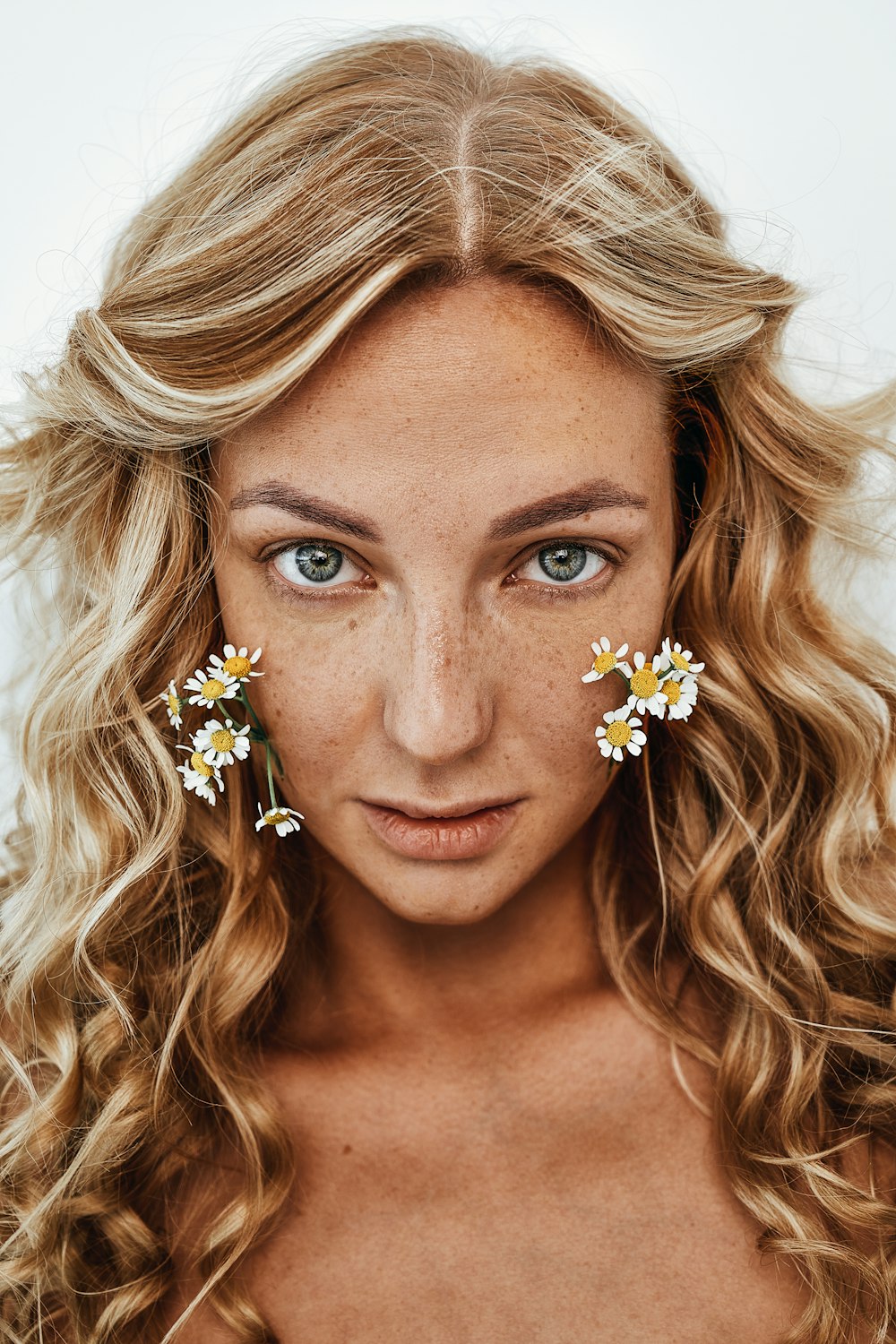 Una donna con i fiori tra i capelli