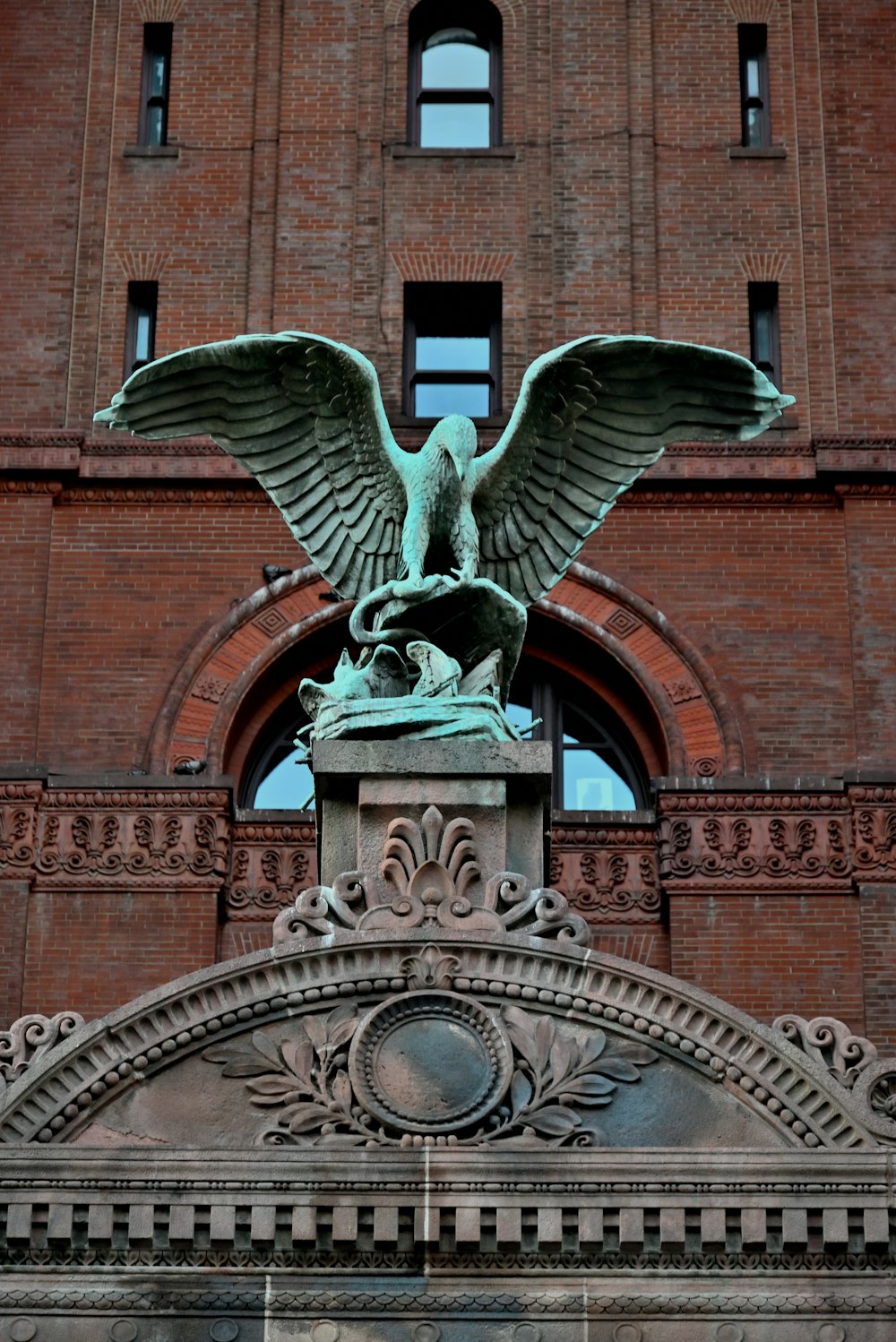 Una estatua de un pájaro en un edificio