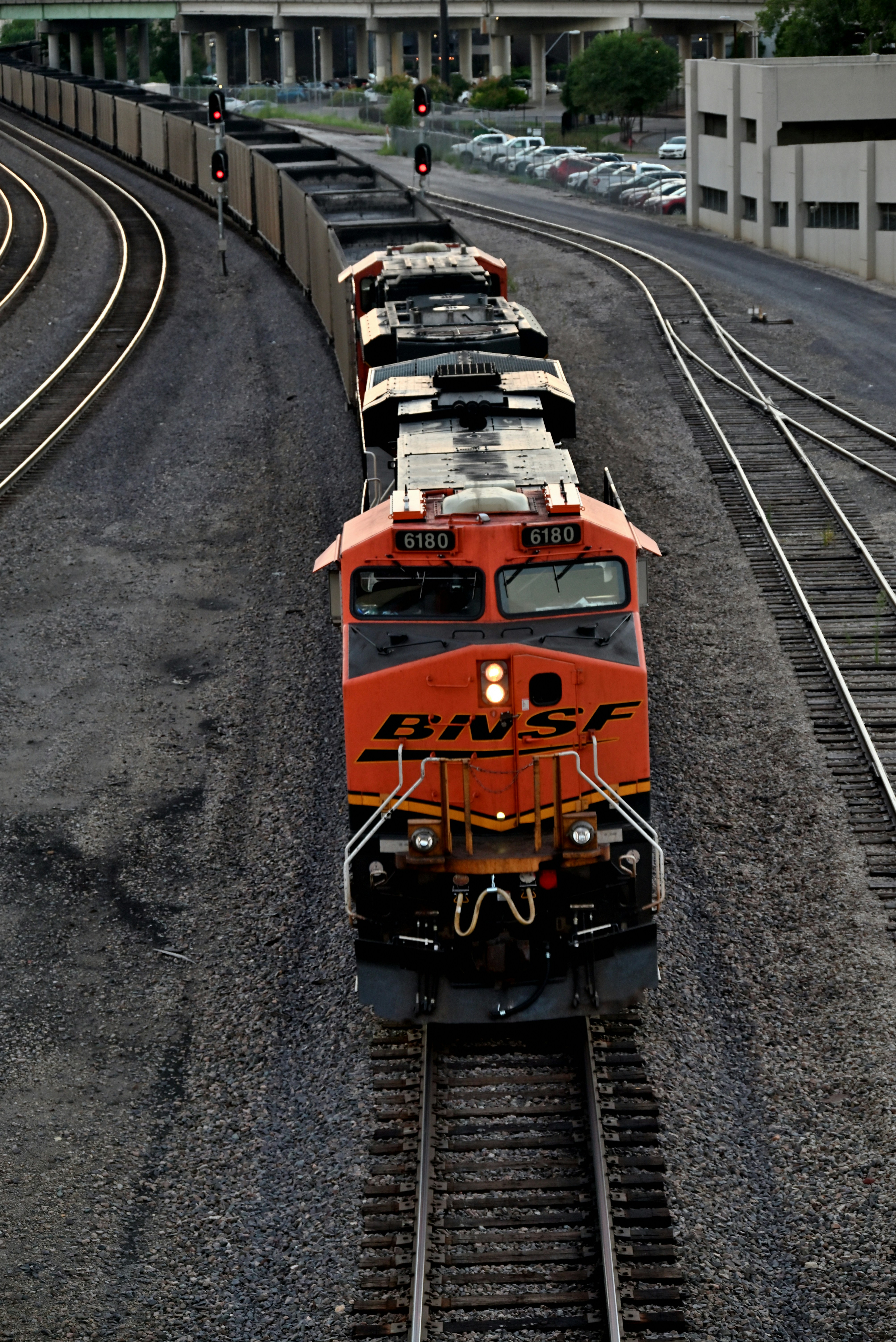 um trem nos trilhos da ferrovia