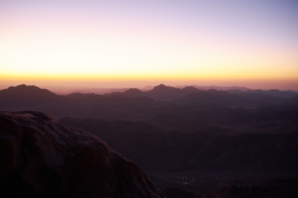 Un coucher de soleil sur une vallée