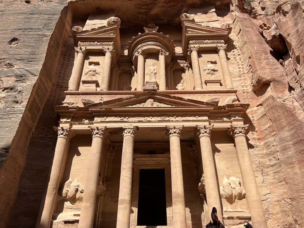 Petra avec des piliers et des statues