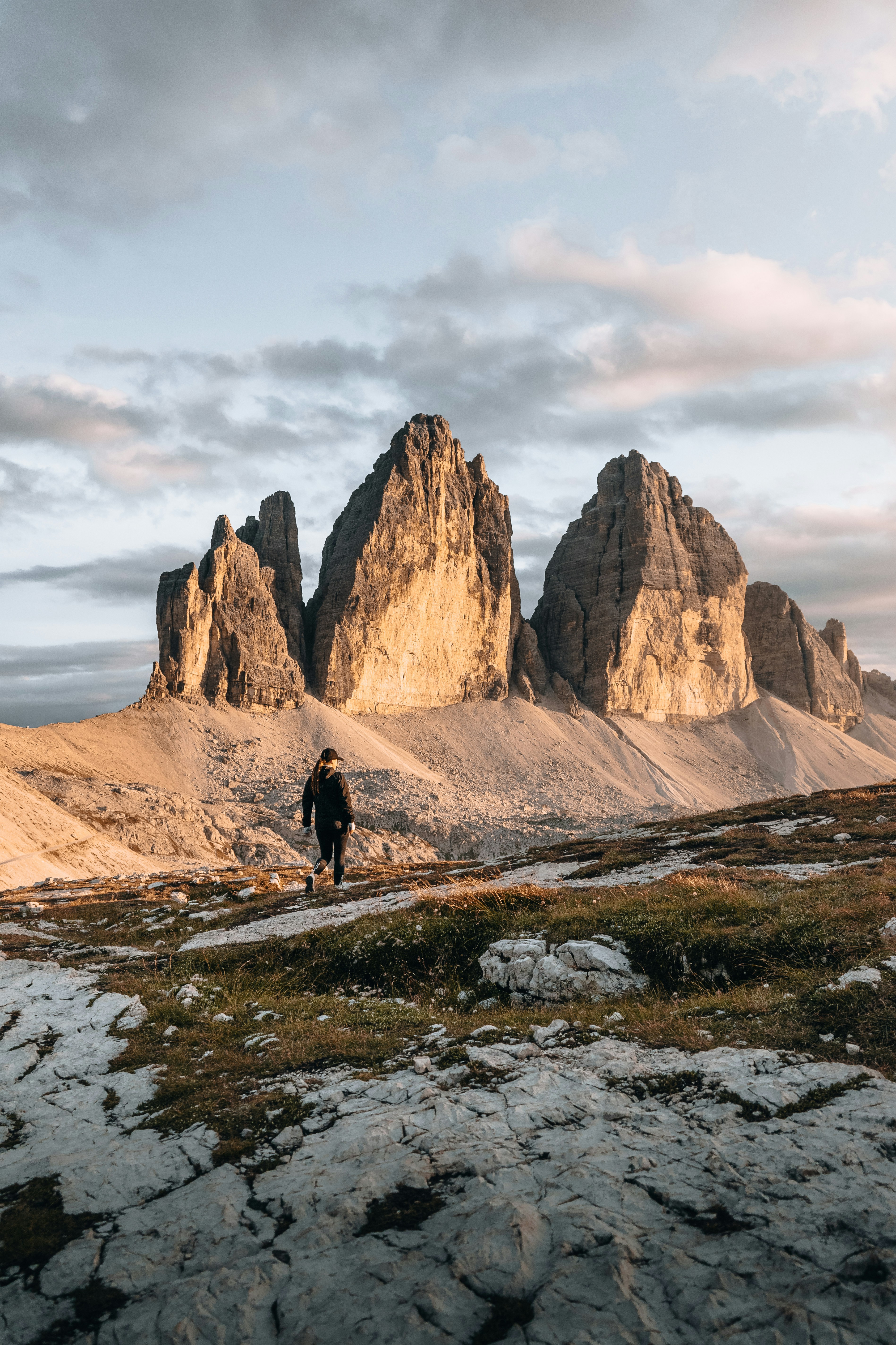 Eine Person, die auf einem steinigen Weg geht