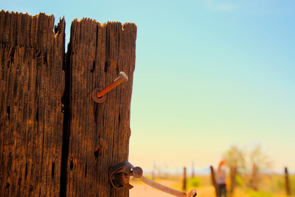 una valla de madera con un poste de madera