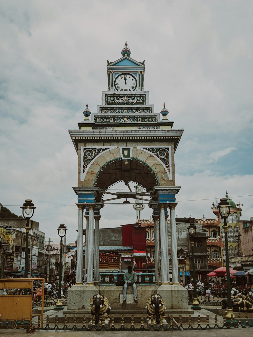 Une tour de l’horloge dans une ville