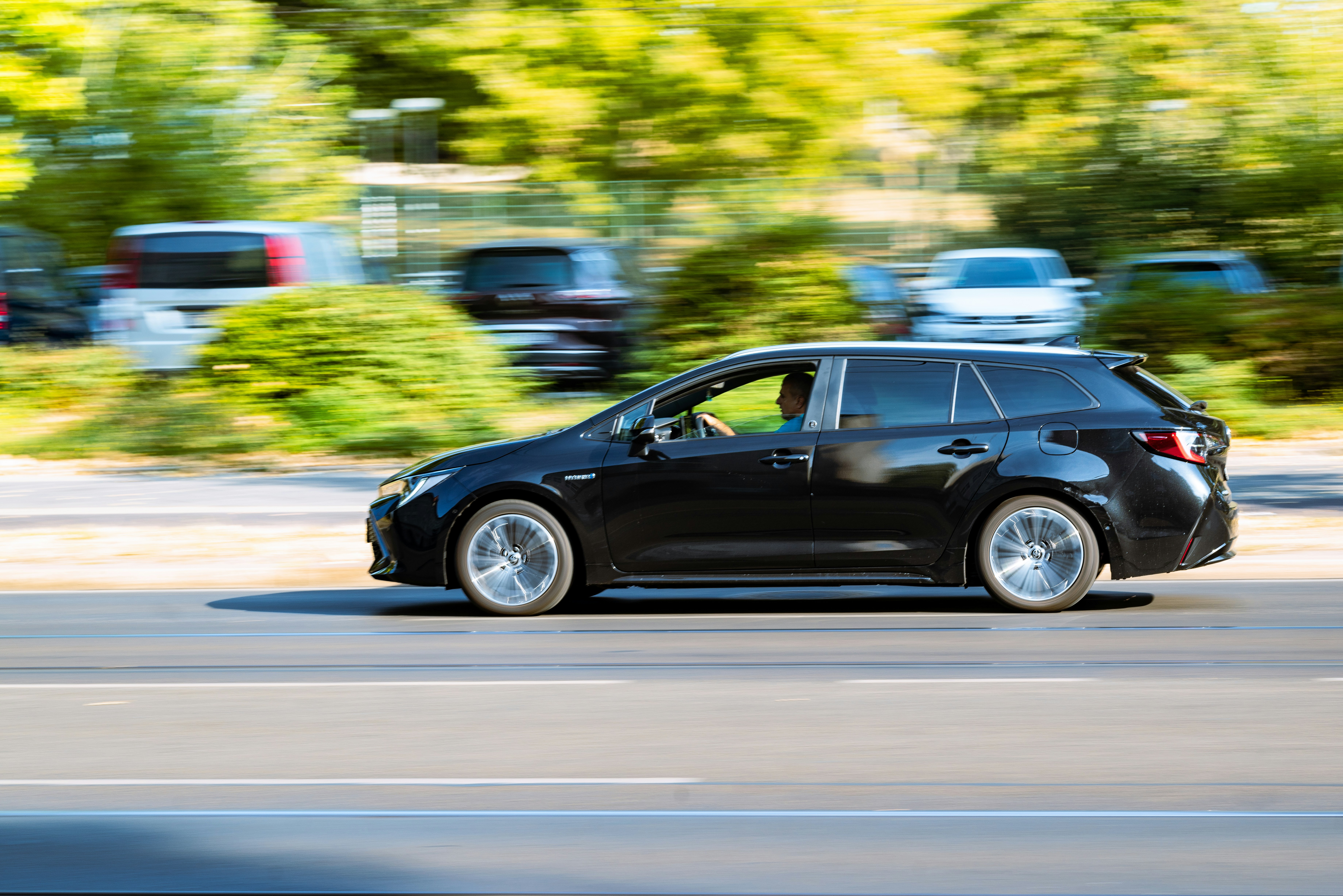 una persona que conduce un coche
