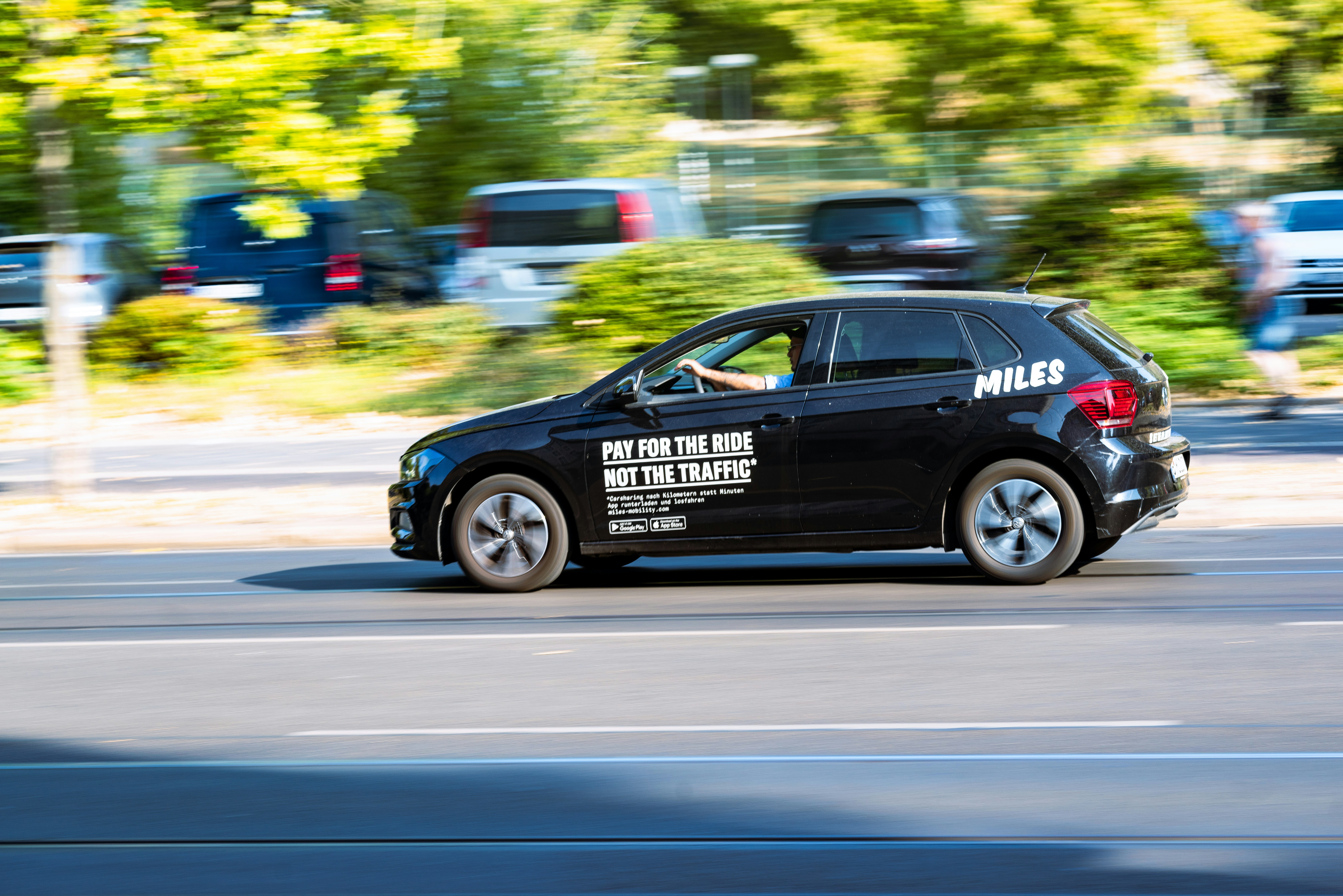 Un coche negro en una carretera