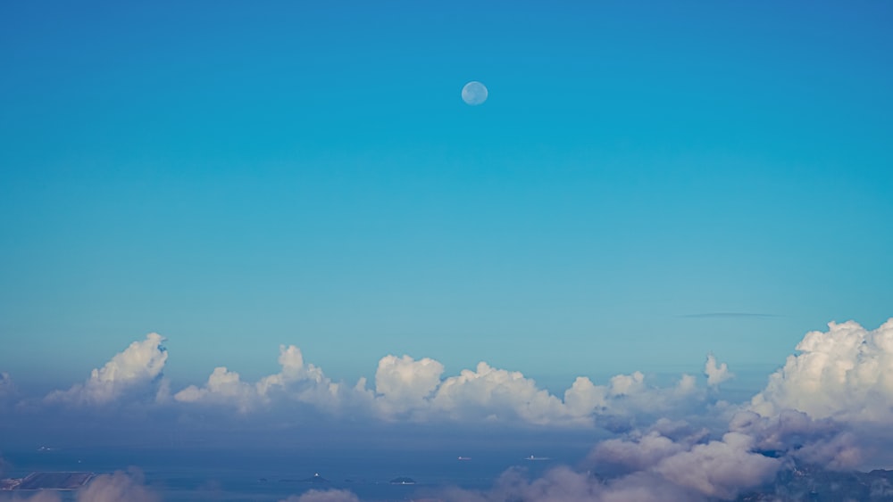 Une lune dans le ciel au-dessus des nuages