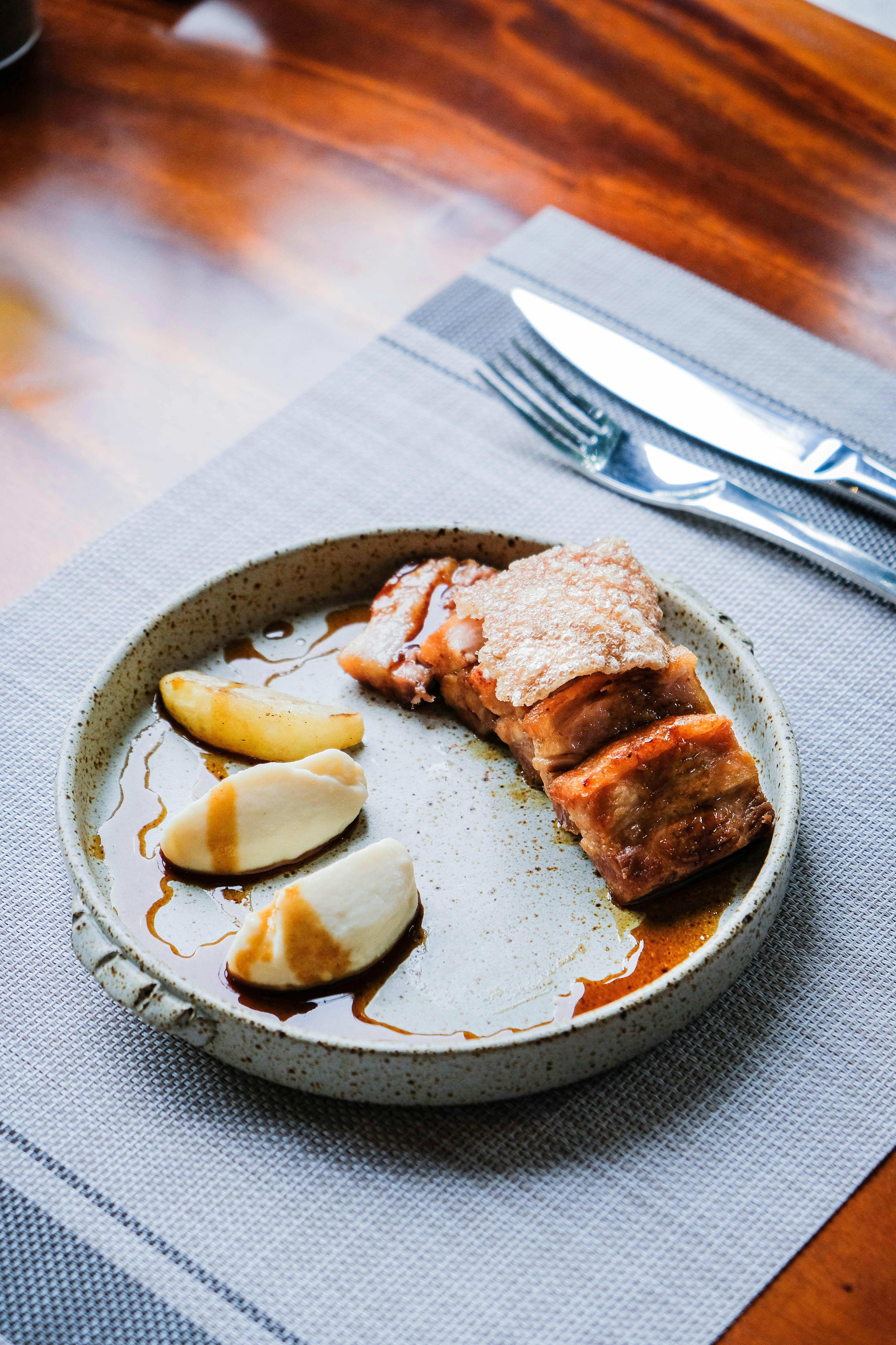 Tataki de Atún Sellado con Judías Verdes Asadas y Salsa de Limón y Eneldo