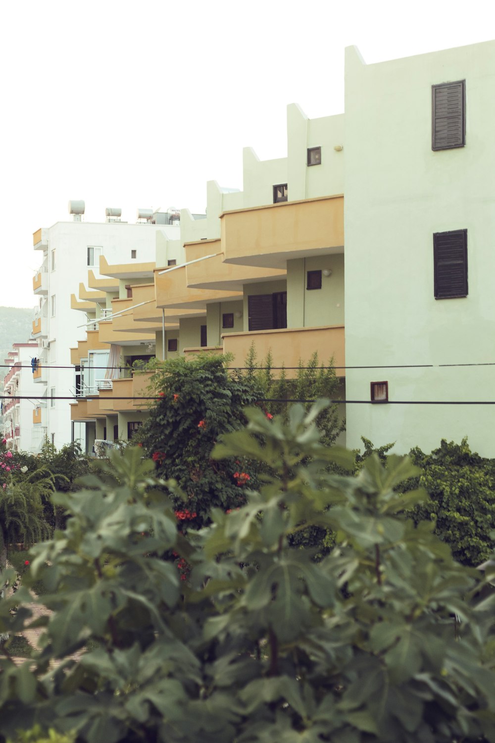 un edificio con balcón