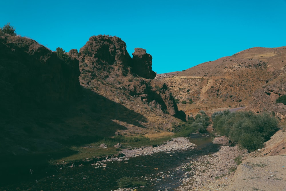 una montaña rocosa con un río que la atraviesa