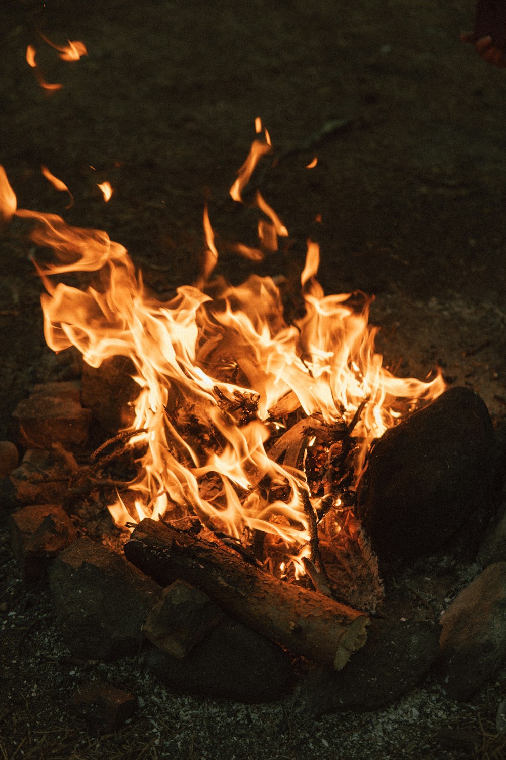 Ein Feuer brennt im Boden