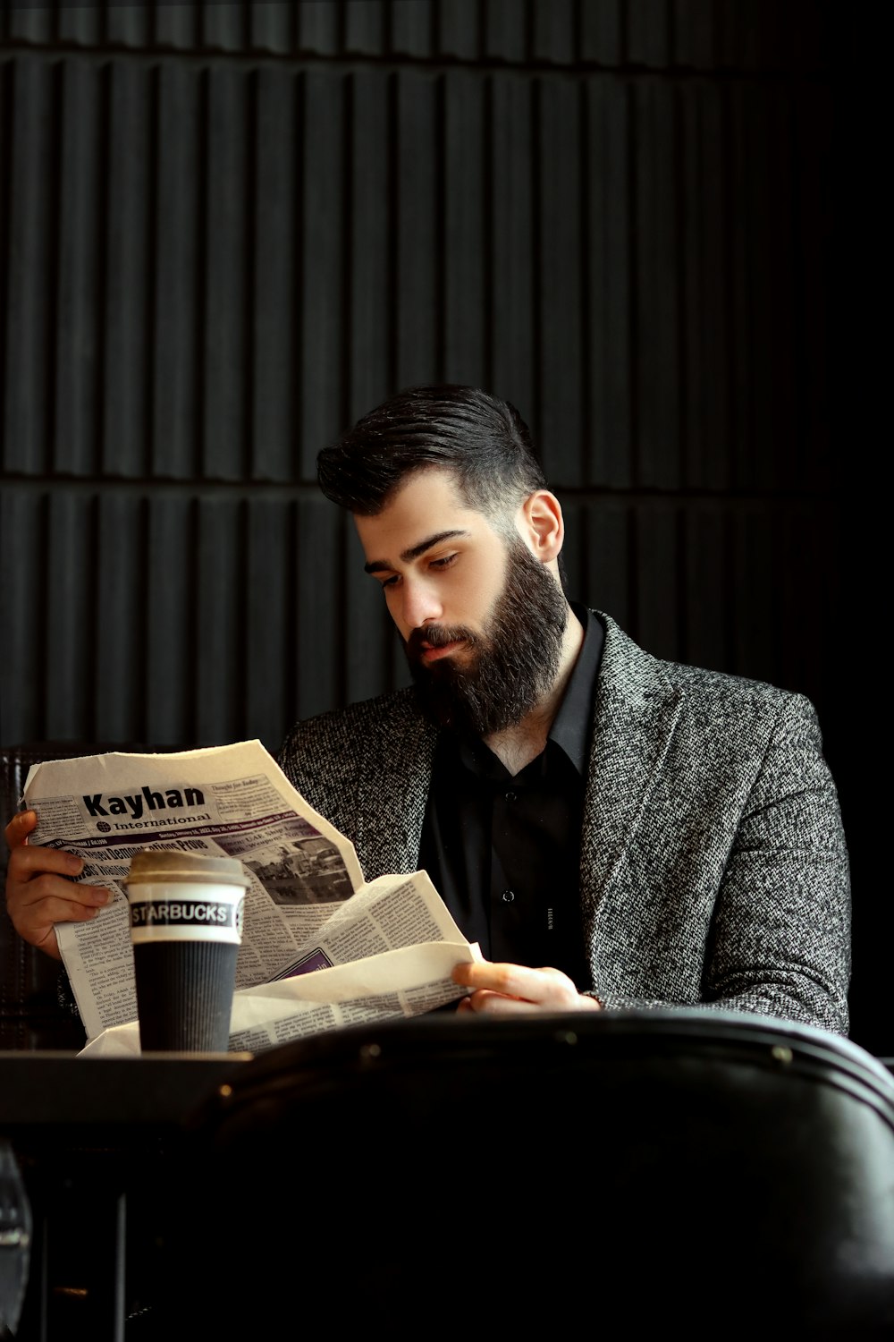 um homem lendo um jornal