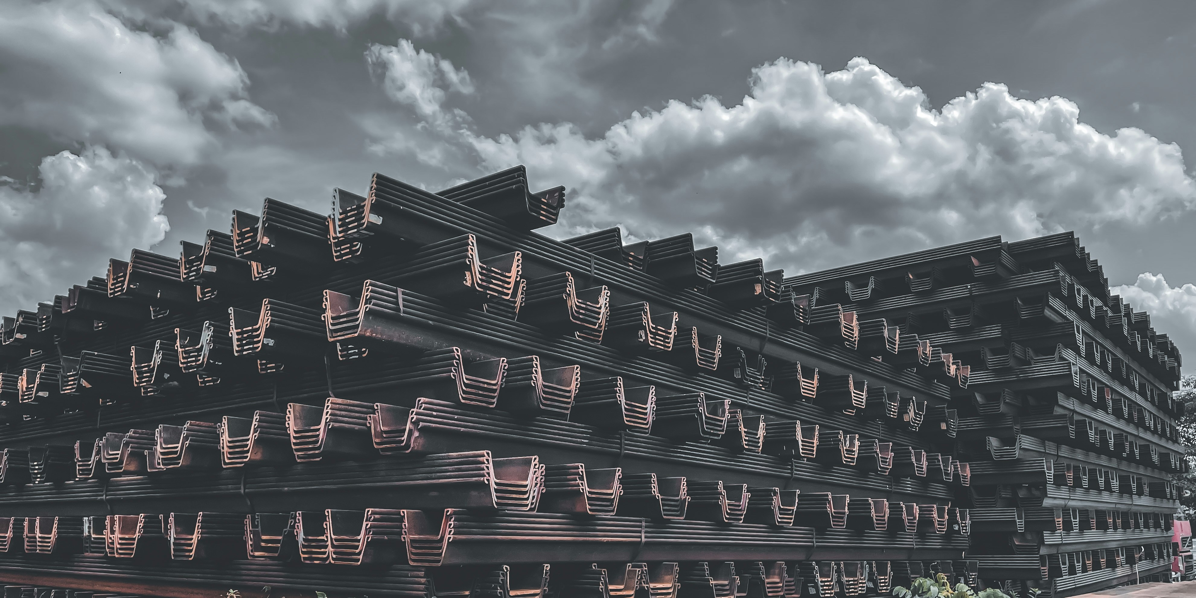 Ein Gebäude mit vielen Fenstern