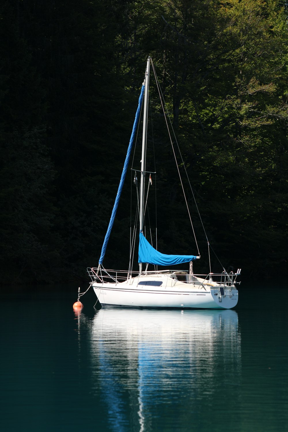 Ein Segelboot im Wasser