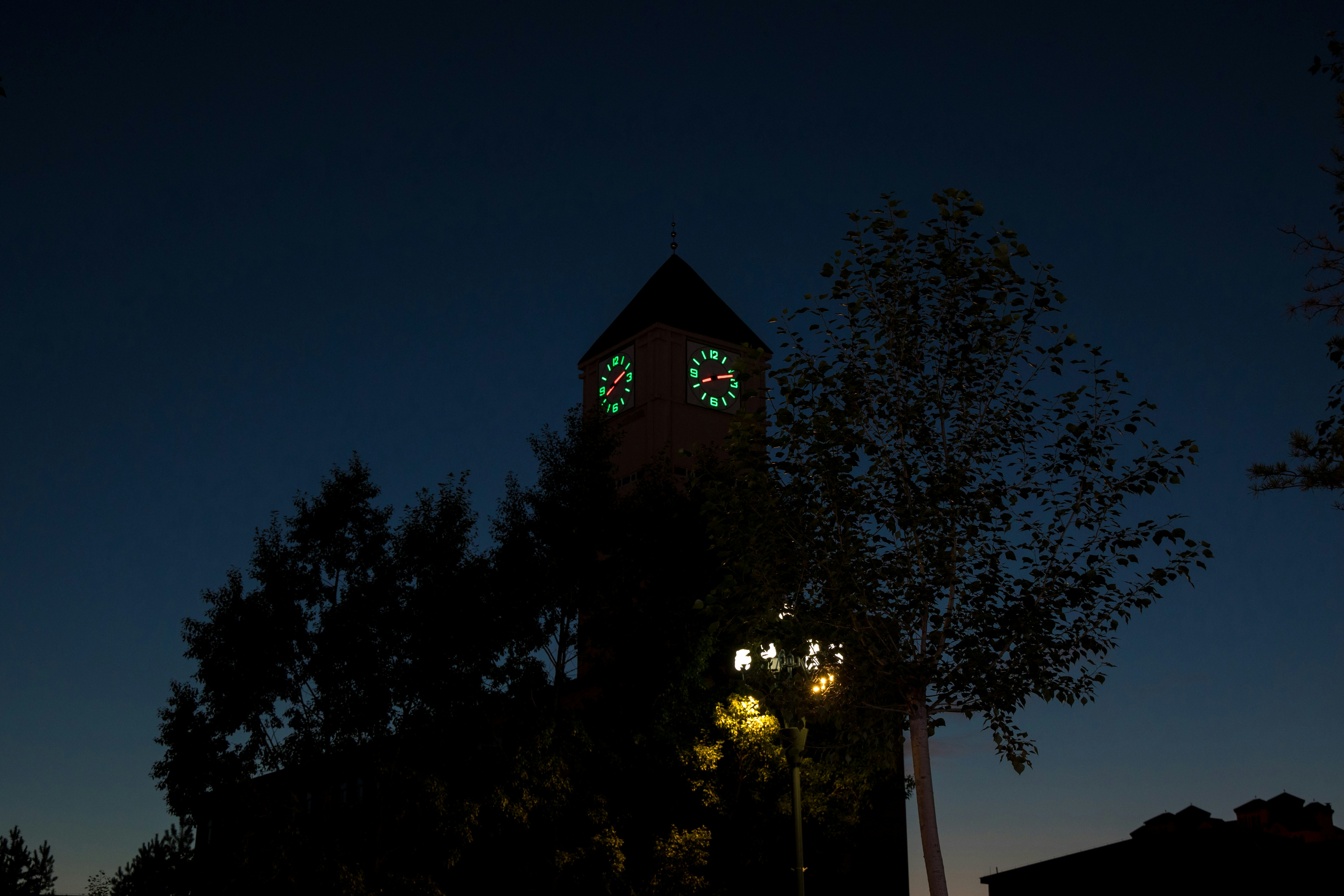 una torre del reloj por la noche