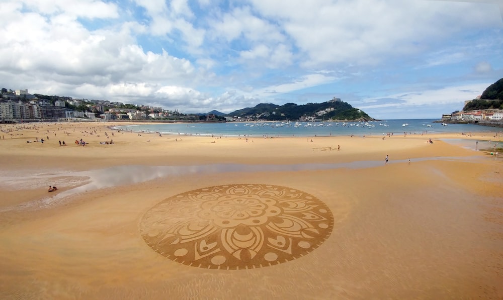 una spiaggia di sabbia accanto a uno specchio d'acqua