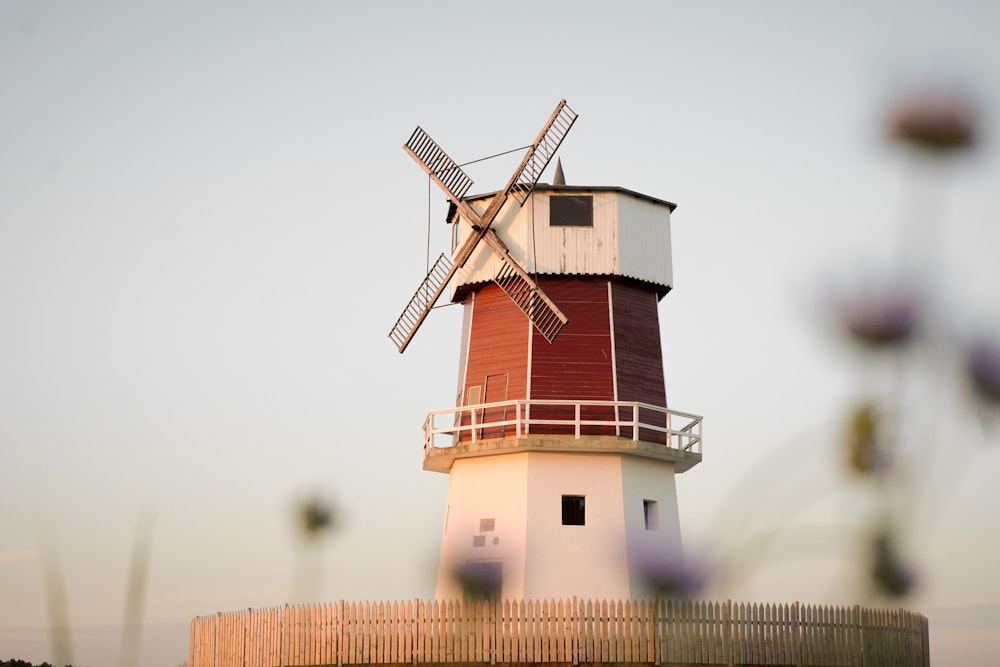 Un molino de viento en una granja