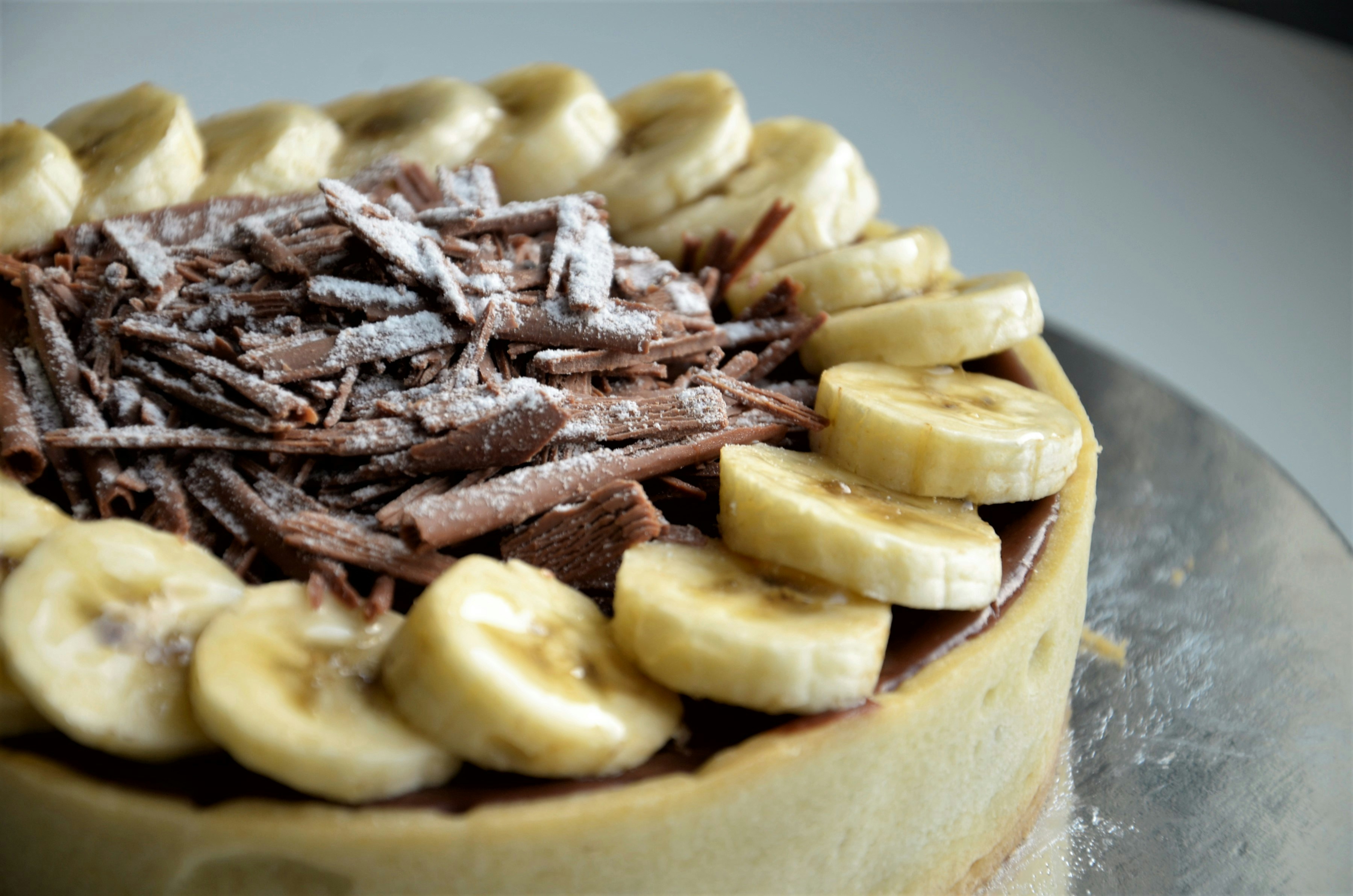 um prato de bolo de chocolate com bananas