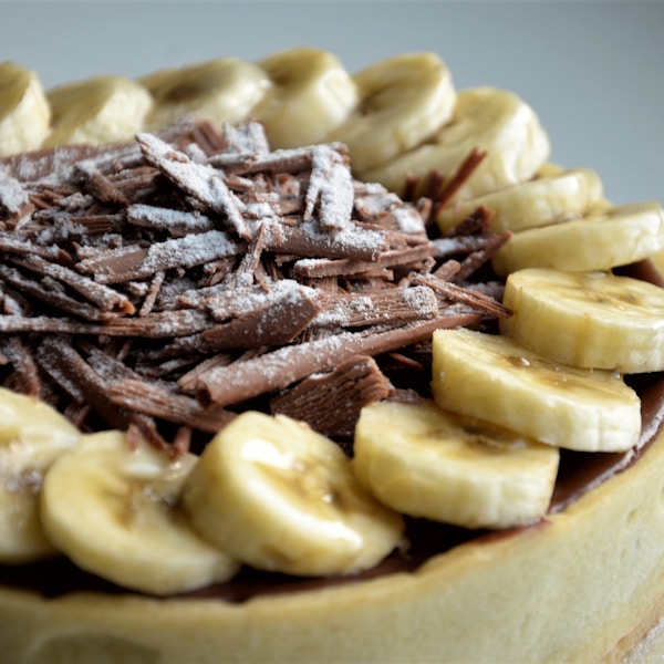 a plate of chocolate cake with bananas