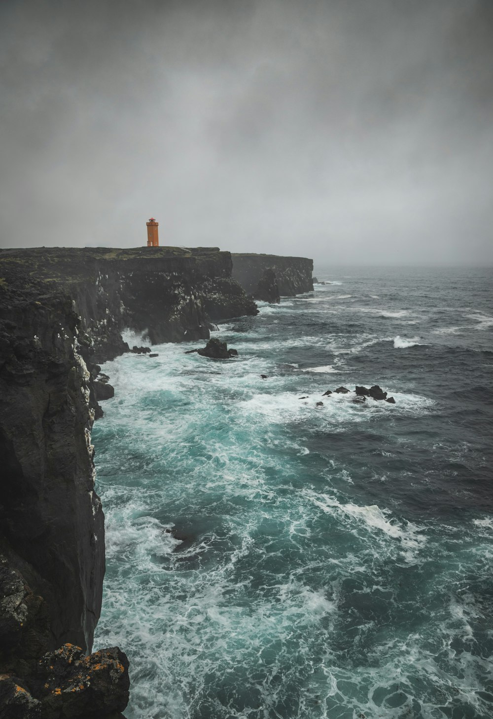 a rocky coast line