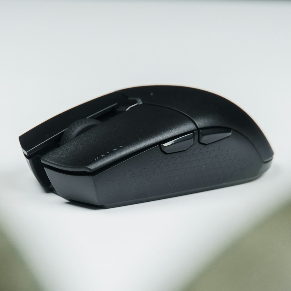 黒いコンピューターのマウス