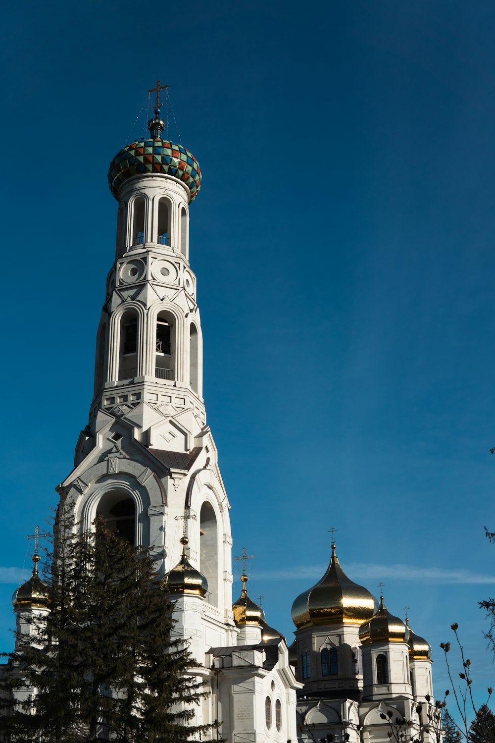 Ein hohes weißes Gebäude mit einem Turm