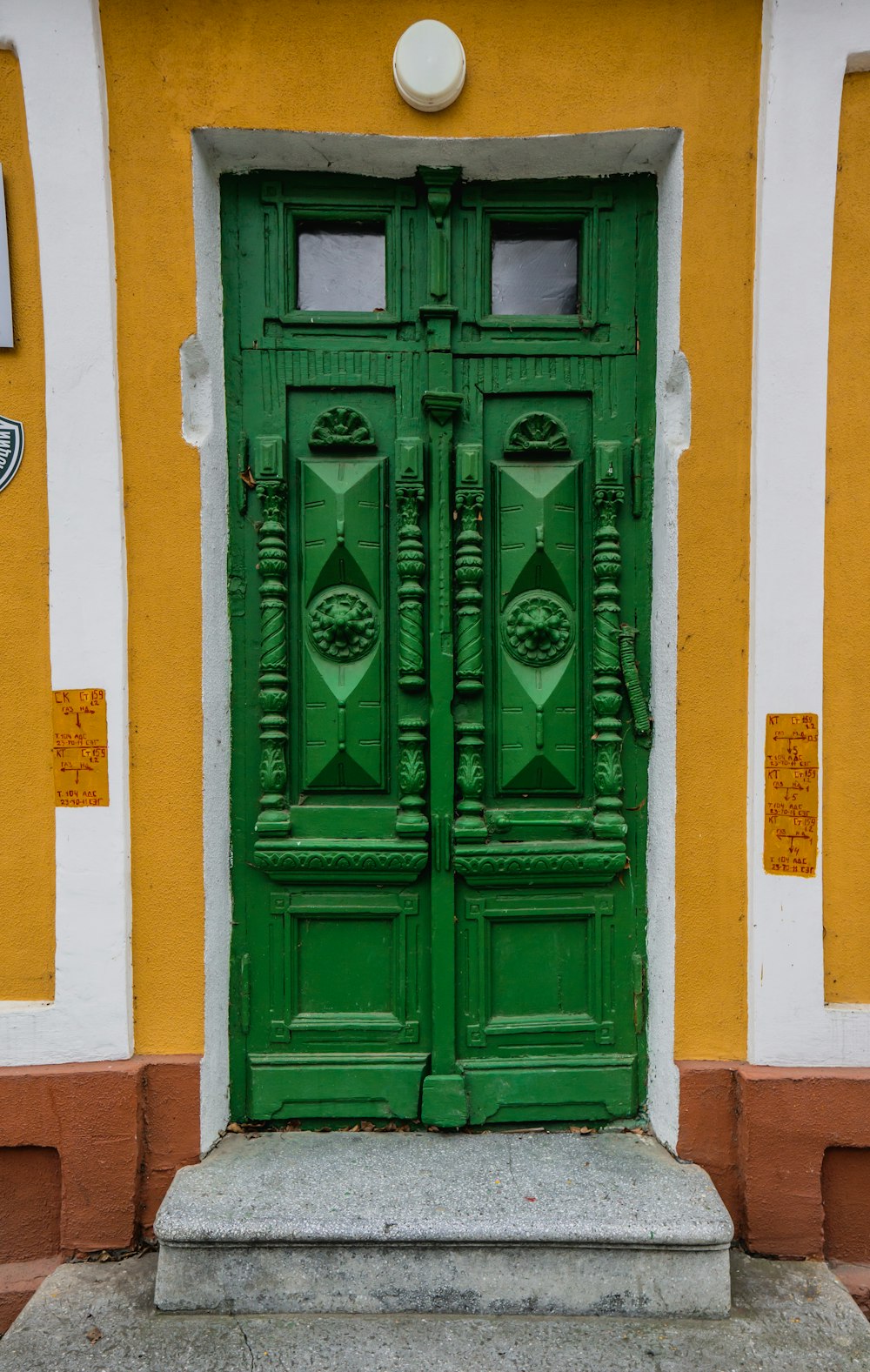 eine grüne Tür an einem Gebäude