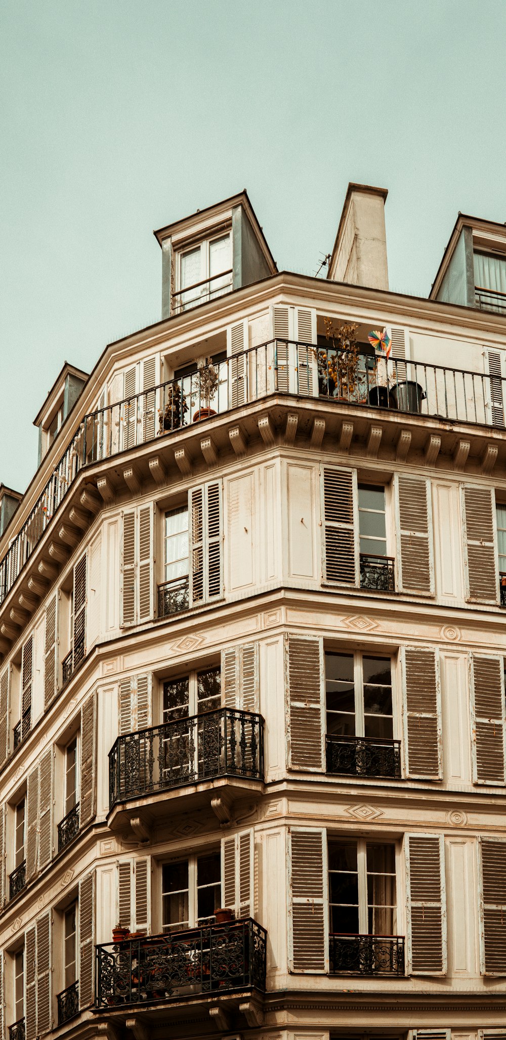 un edificio con balconi e finestre