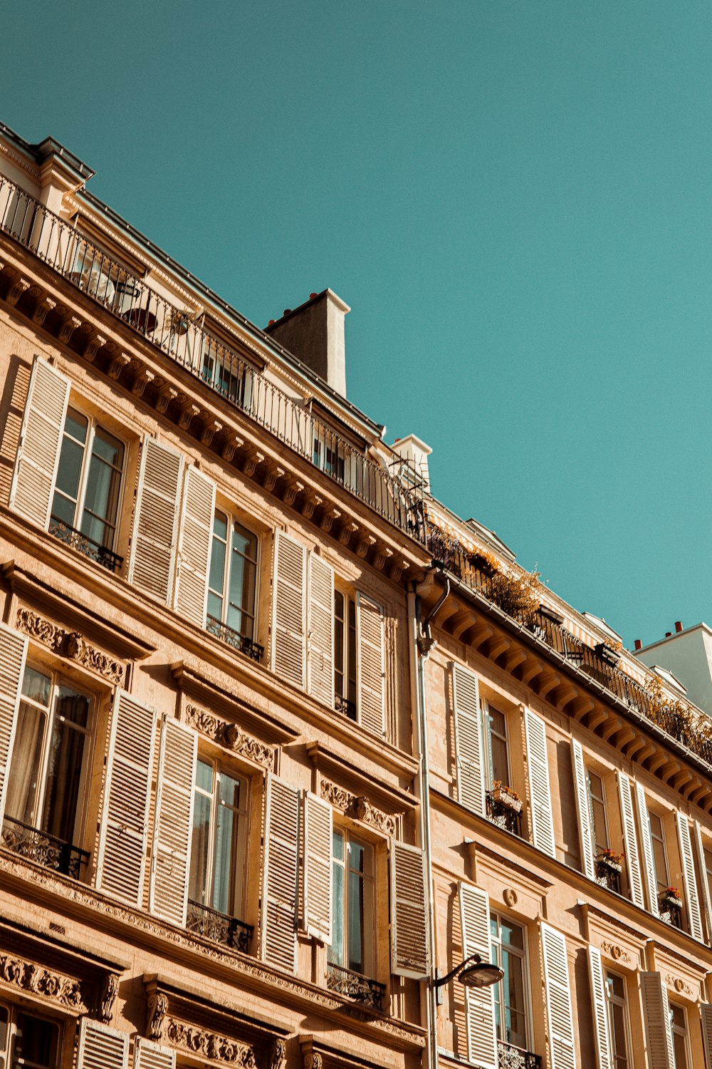 un edificio con finestre