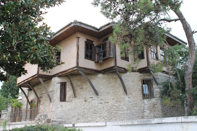 Tradiční sardinský dům s kamennými zdmi a terasou.