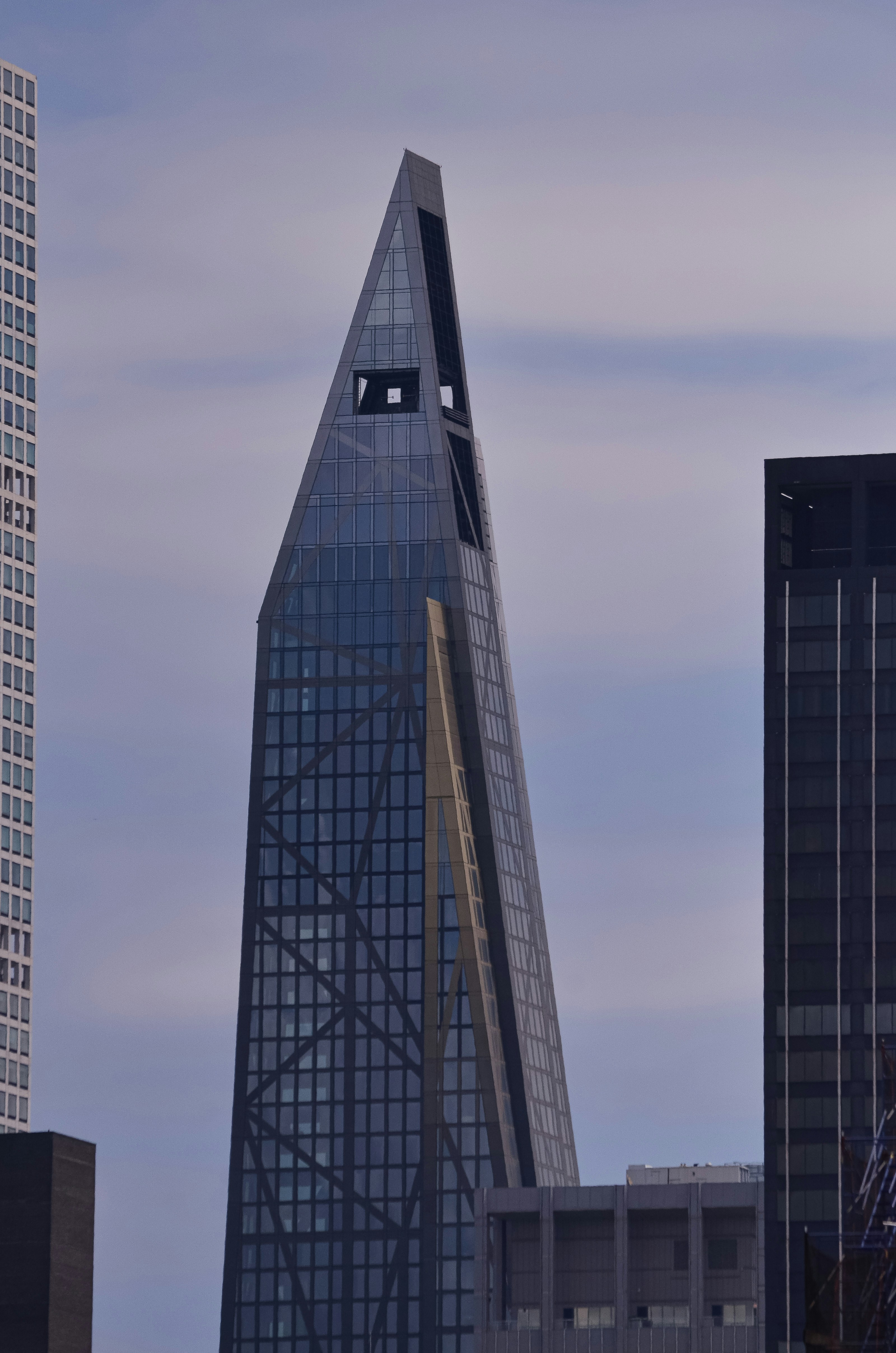 un edificio alto con una facciata in vetro