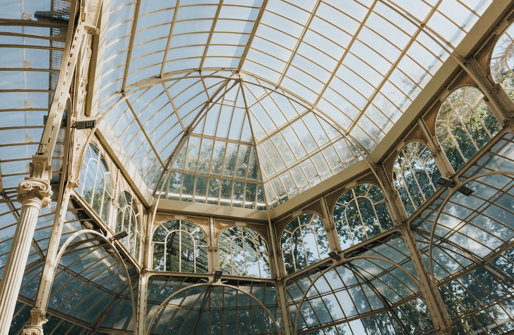 un grande soffitto di vetro con molte finestre