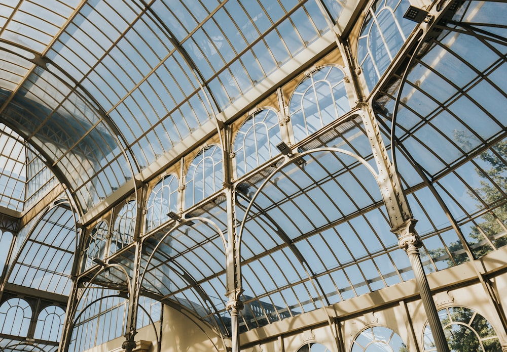 un grande soffitto di vetro con molte finestre