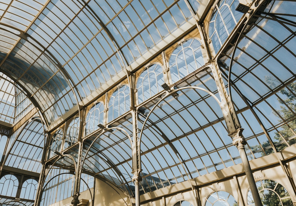 un grand plafond de verre avec de nombreuses fenêtres