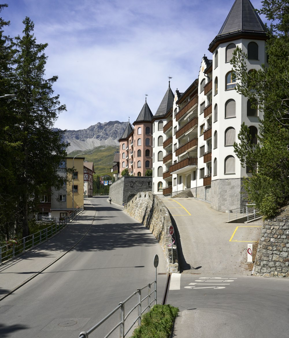 uma estrada com edifícios ao longo dela