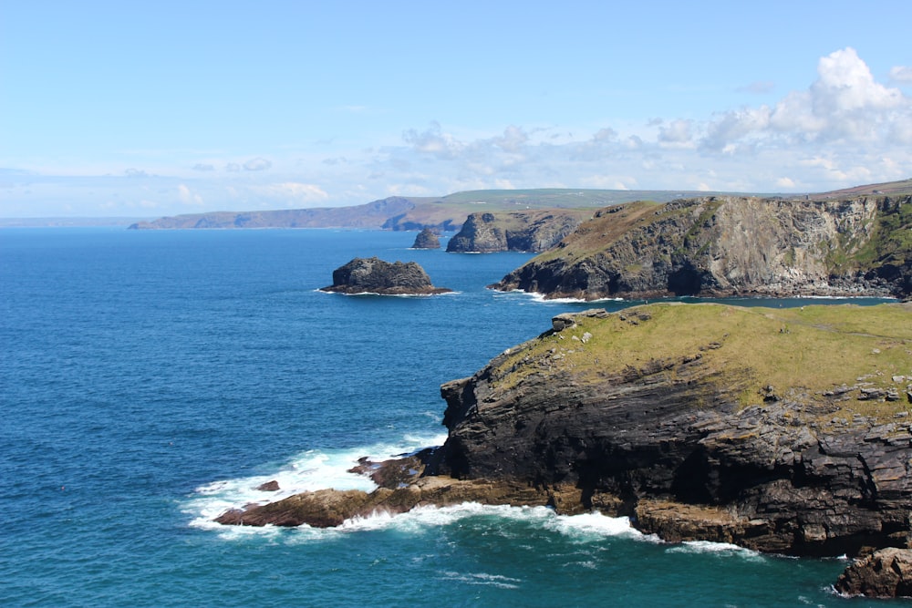 a rocky coast line