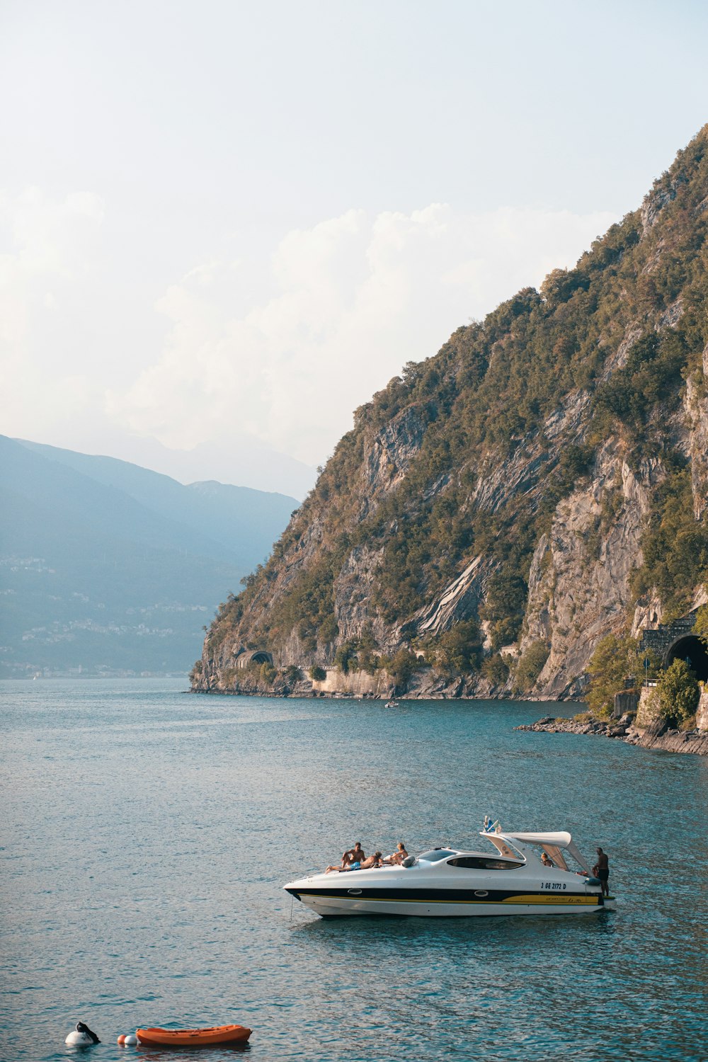 Ein Boot segelt im Wasser