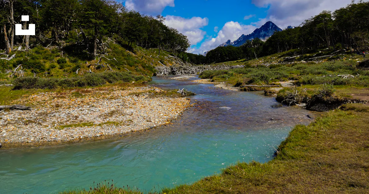 Un río con una cascada foto – Imagen de Laguna Esmeralda gratuita en ...