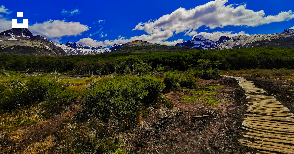 Un camino de tierra con montañas al fondo foto – Imagen de Laguna ...