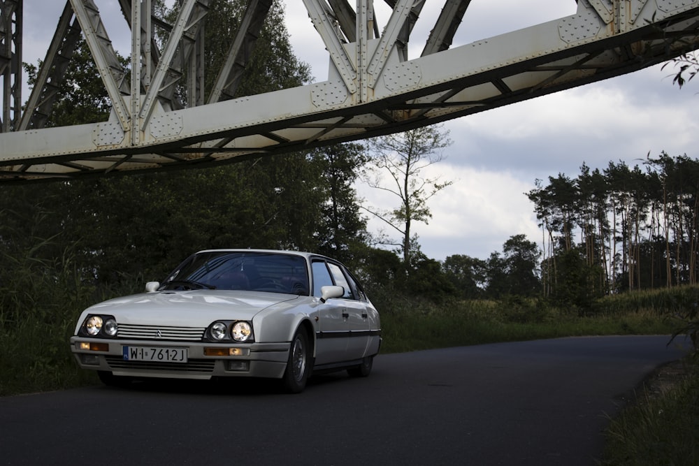 une voiture passant sous un pont