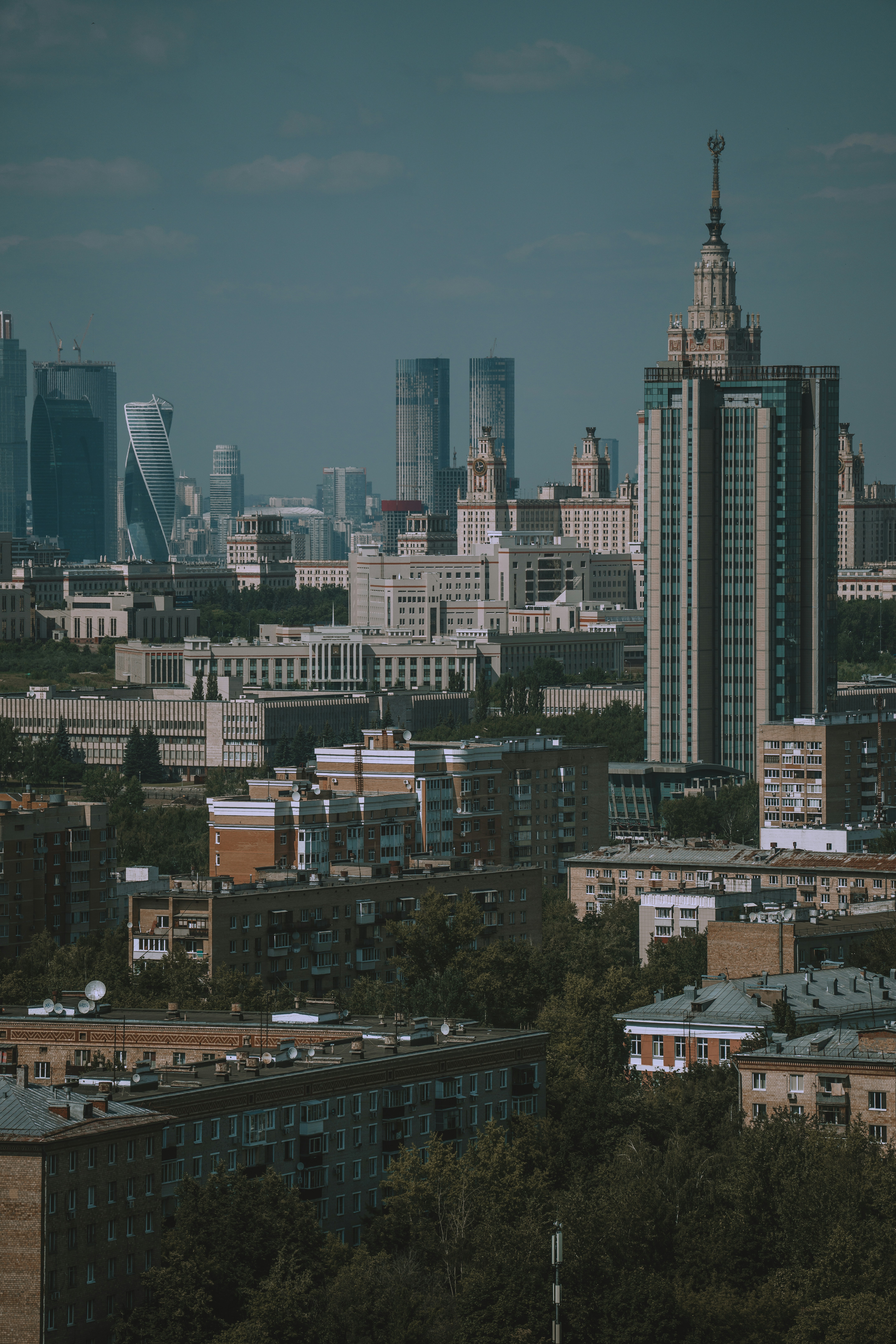 Eine Stadt mit hohen Gebäuden