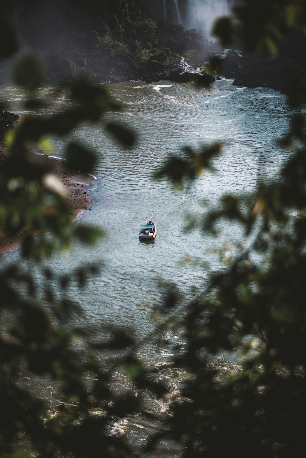 Un bateau sur l’eau