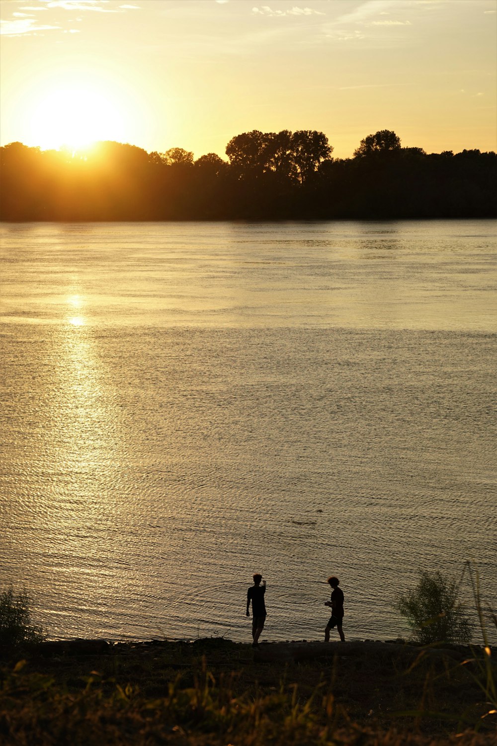 Deux personnes debout sur une plage