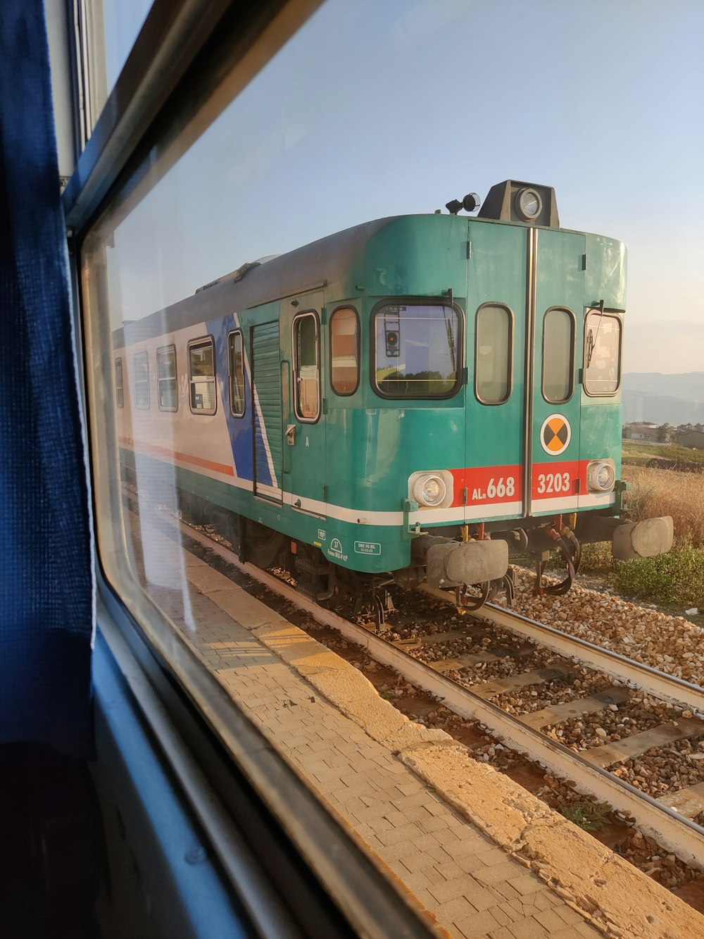 Un train sur les voies ferrées