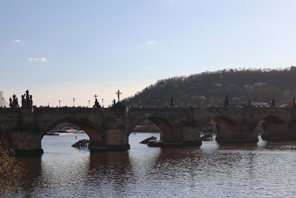 Un ponte su un fiume