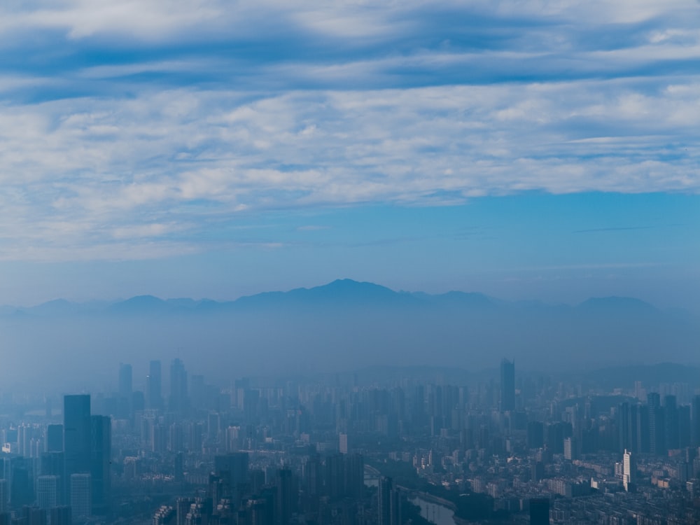 Una ciudad con montañas al fondo